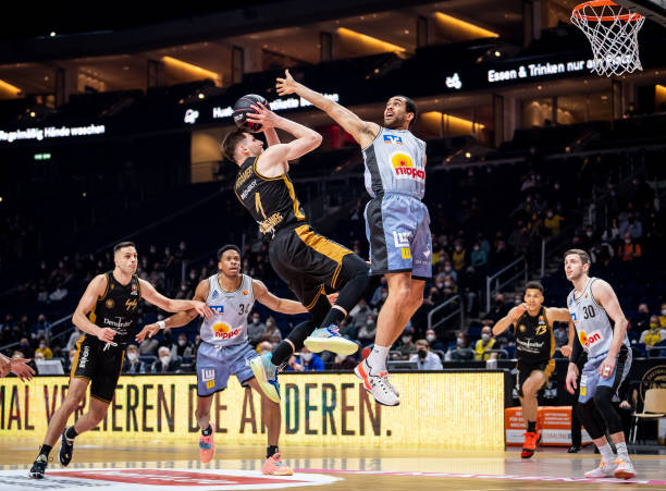 人瞠目的 人瞠目的